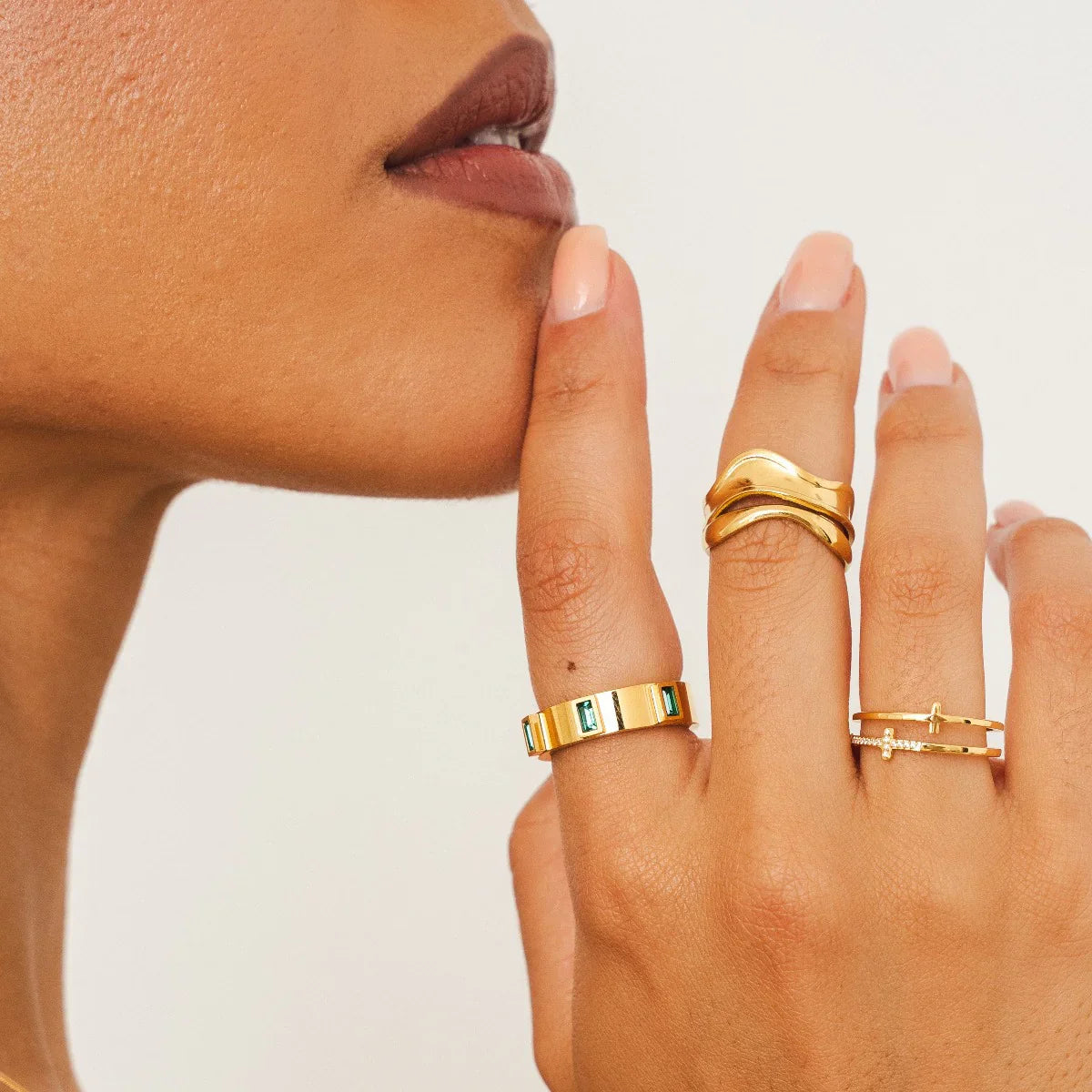 Anel com Zircônia Verde Banhado a Ouro 18K