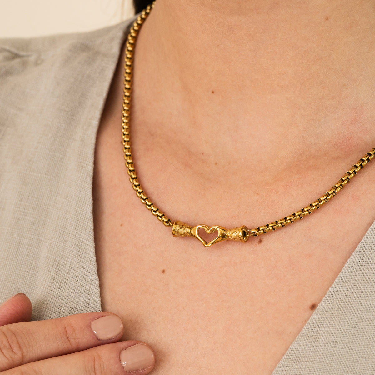 Colar Pingente Coração de Mãos Banhado a Ouro 18k