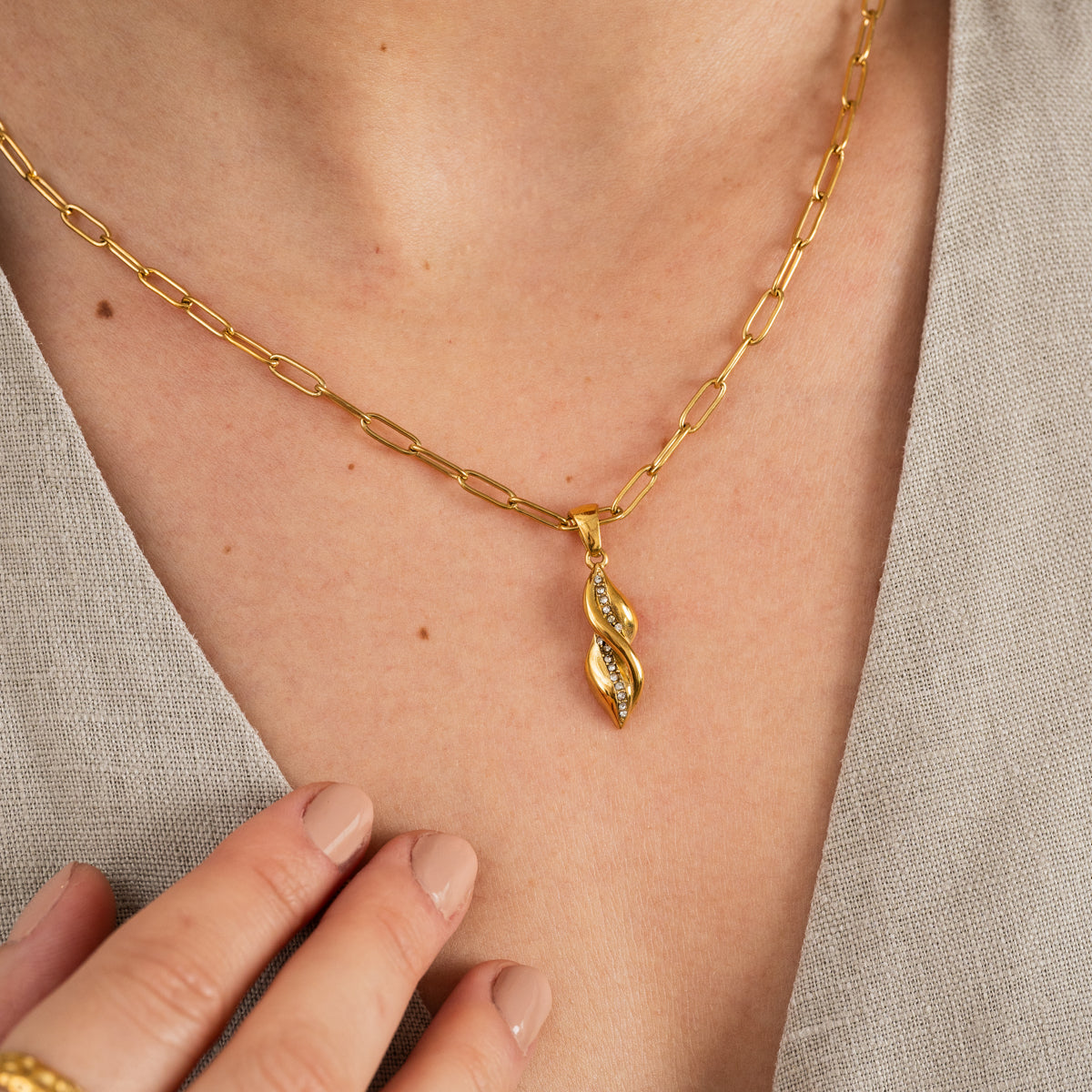 Colar Pendente Monica Banhado a Ouro 18K