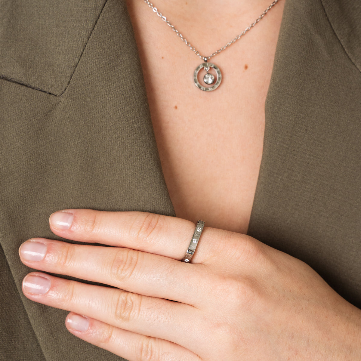 Colar Pingente Romano com Zircônia Prata