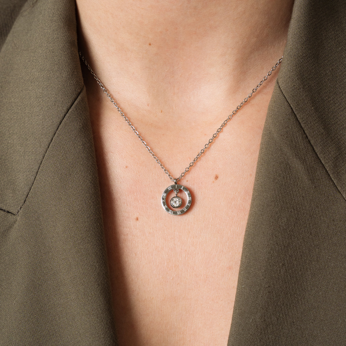 Colar Pingente Romano com Zircônia Prata