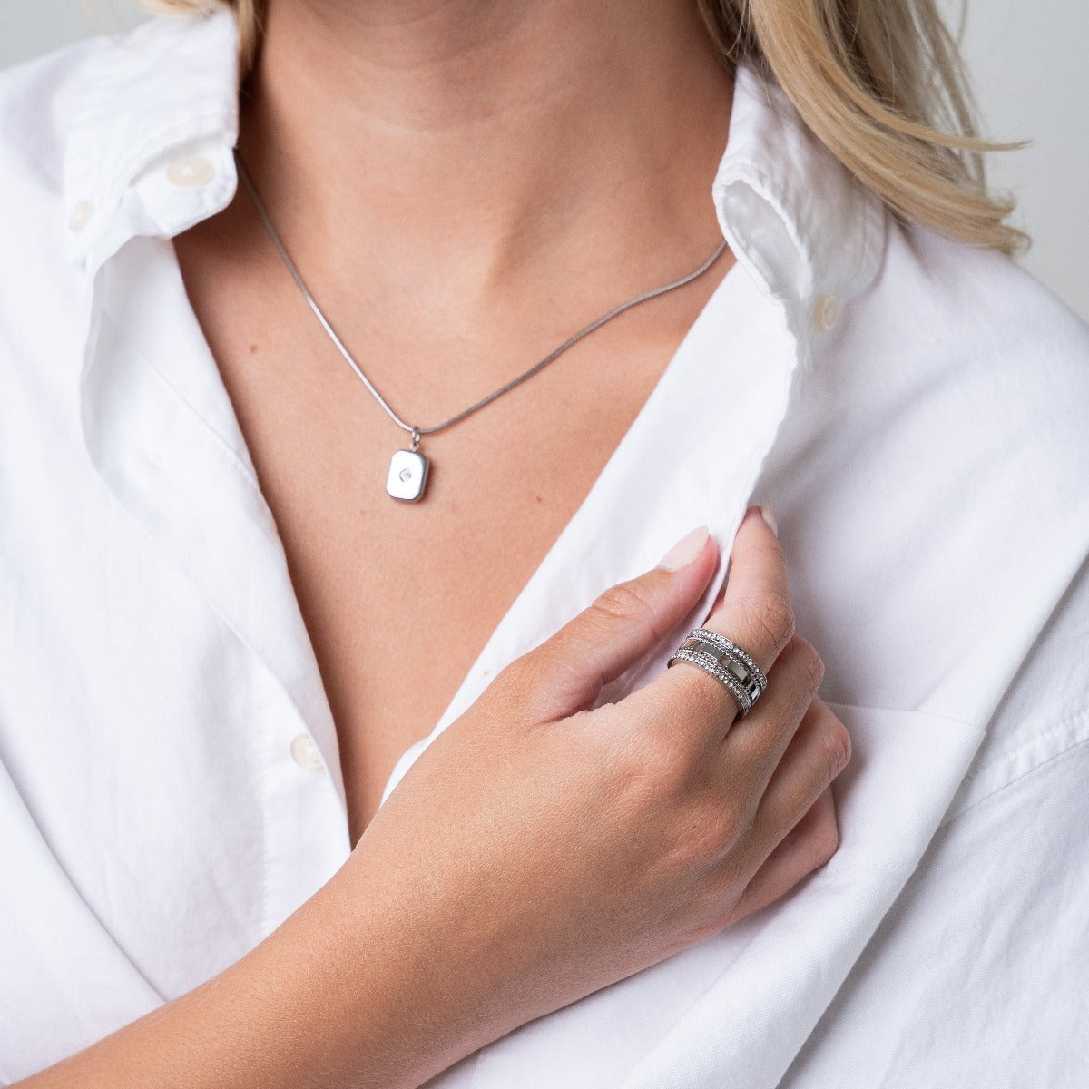 Colar Pingente Medalha com Zircônia