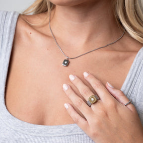 Colar Pingente Medalha com Zircônia