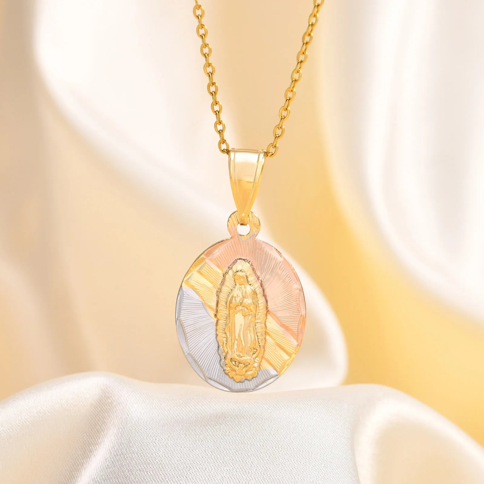 Colar Pingente Vigem Maria Tricolor