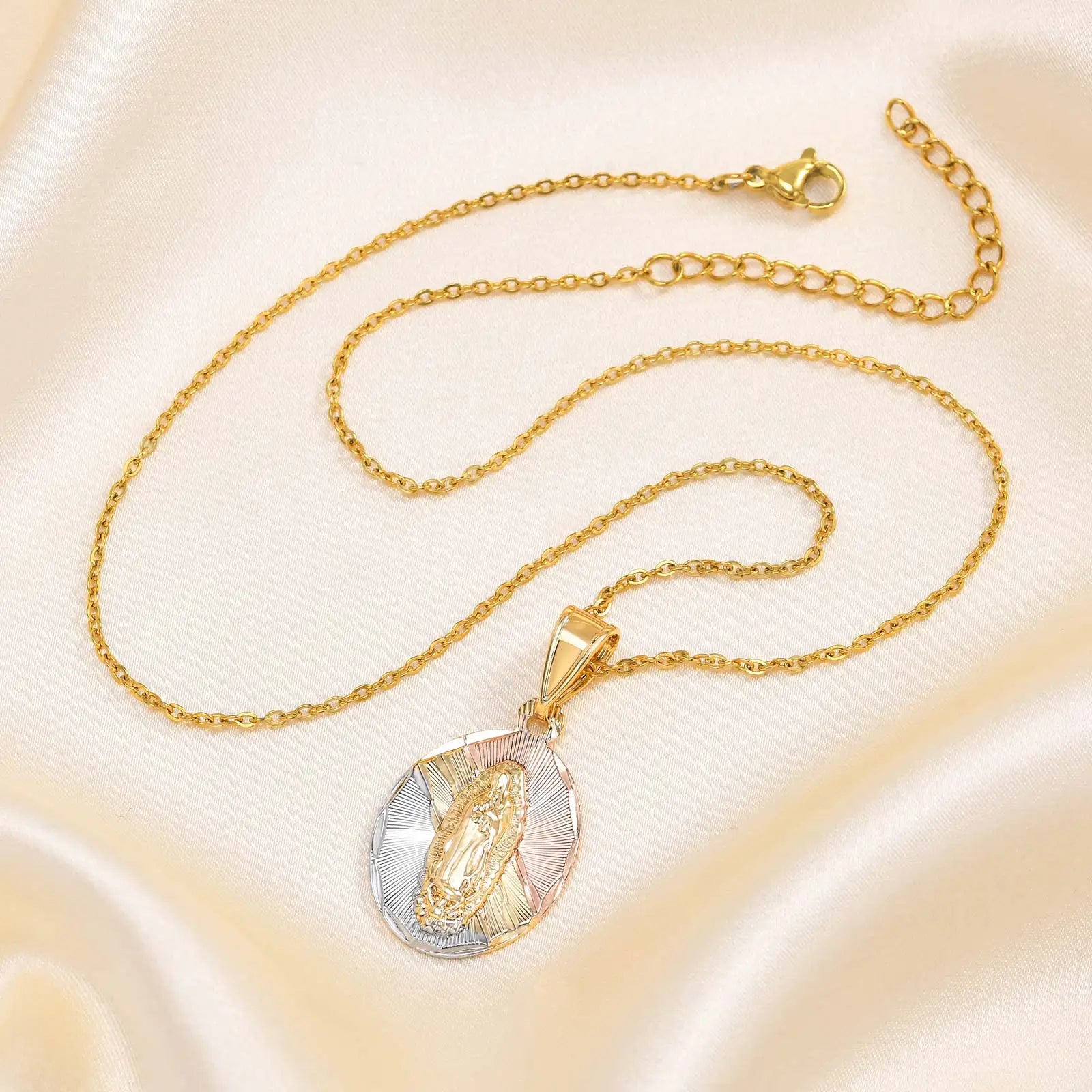 Colar Pingente Vigem Maria Tricolor