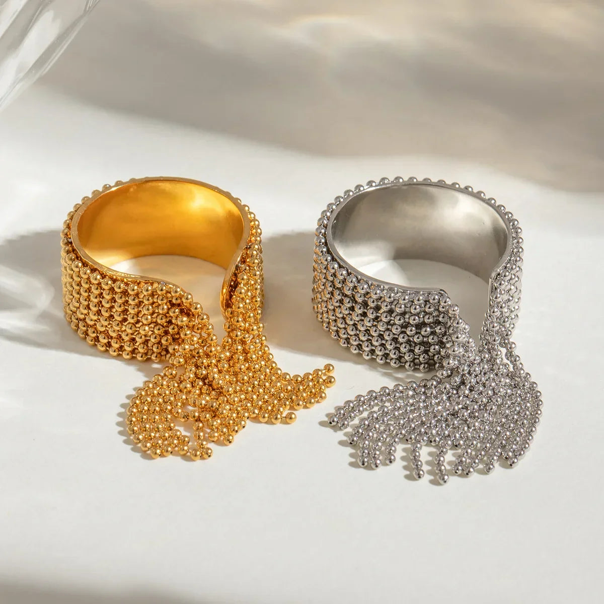 Anel Ajustável Dourado com Borla